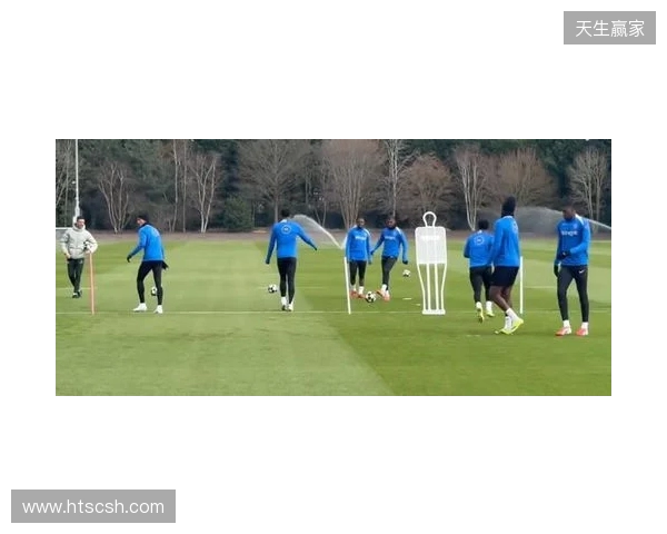跟队：埃斯特旺参加了切尔西的公开训练，里斯、约恩森缺席